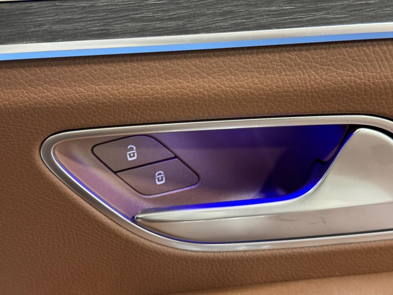 Mercedes-Benz GLE Vehicle Full-screen Gallery Image 22