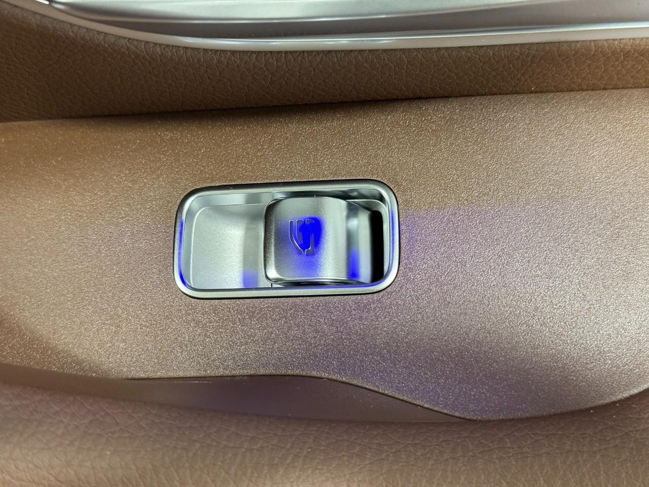 Mercedes-Benz GLE Vehicle Full-screen Gallery Image 23