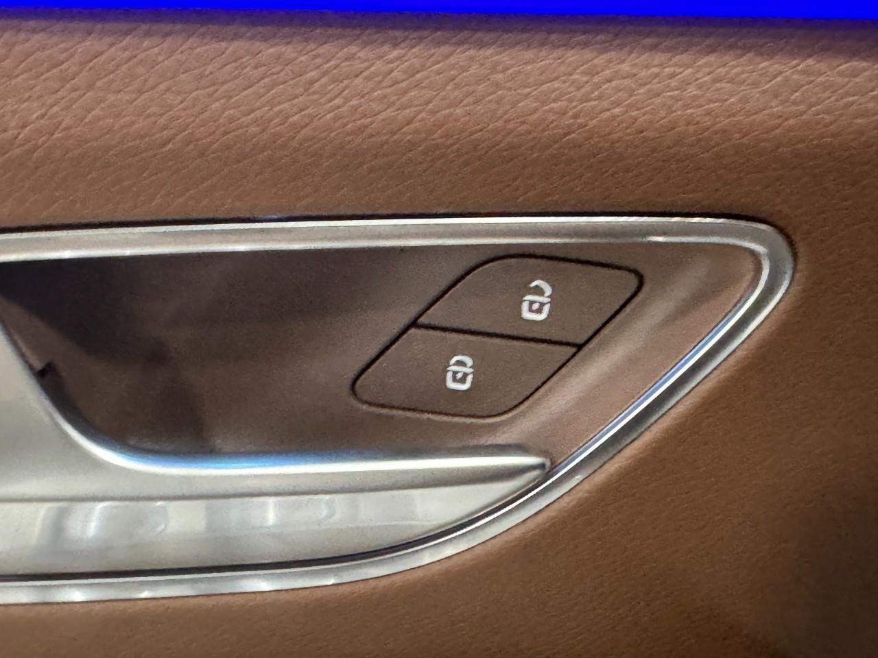 Mercedes-Benz GLE Vehicle Full-screen Gallery Image 26