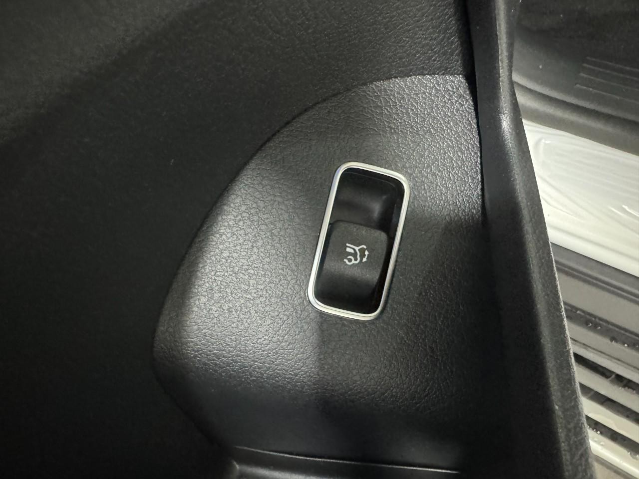 Mercedes-Benz GLE Vehicle Full-screen Gallery Image 28