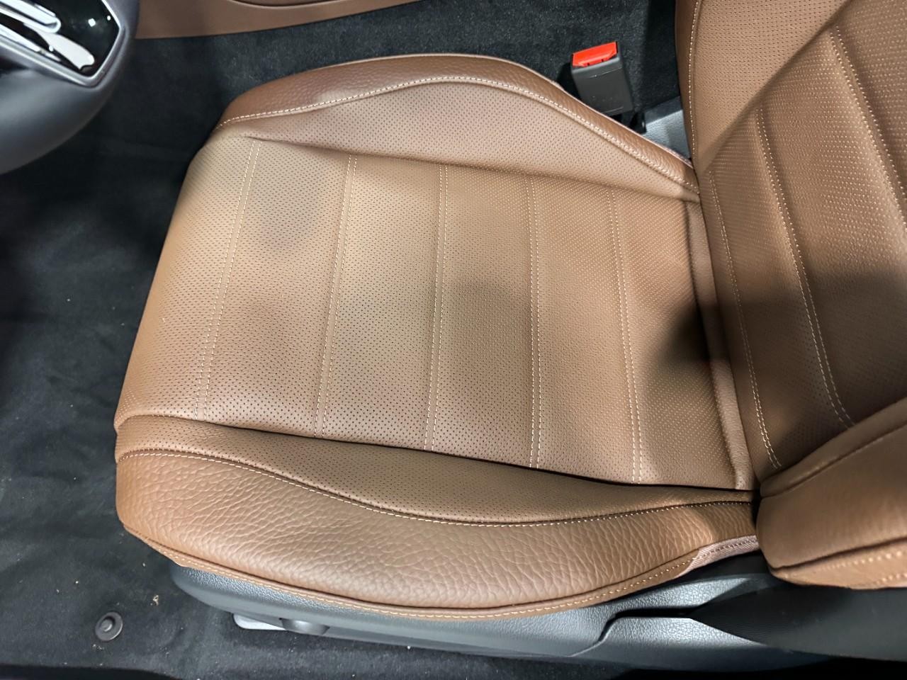 Mercedes-Benz GLE Vehicle Full-screen Gallery Image 30