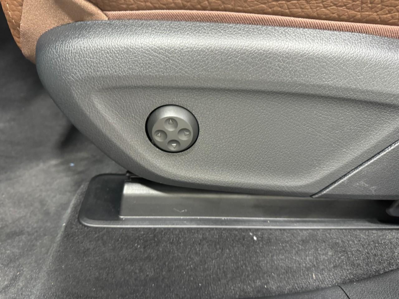 Mercedes-Benz GLE Vehicle Full-screen Gallery Image 31