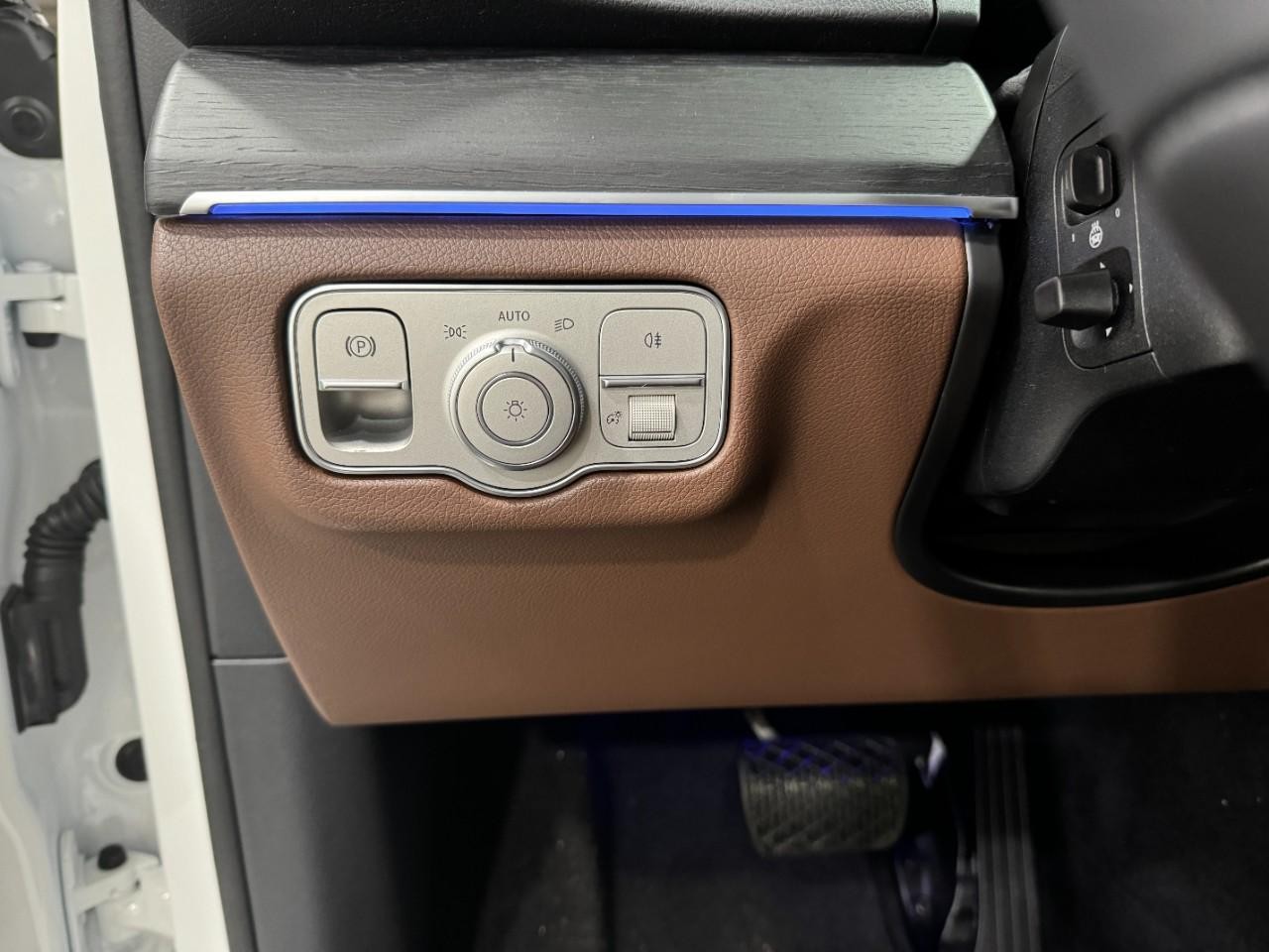 Mercedes-Benz GLE Vehicle Full-screen Gallery Image 32