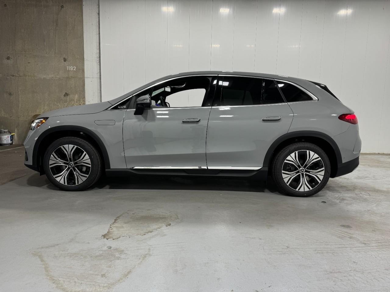 Mercedes-Benz EQE Vehicle Full-screen Gallery Image 2