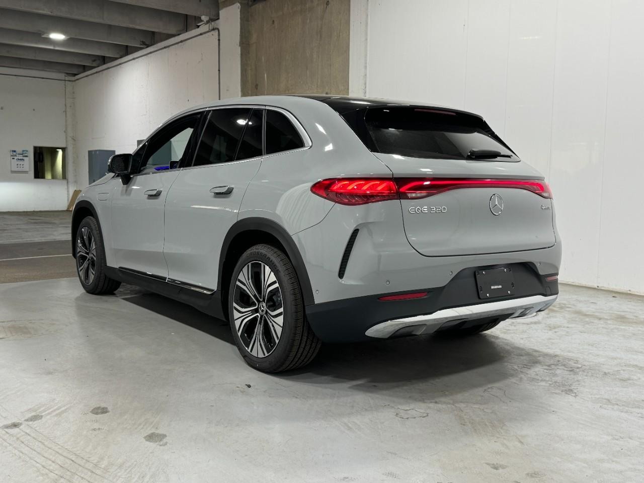 Mercedes-Benz EQE Vehicle Full-screen Gallery Image 3