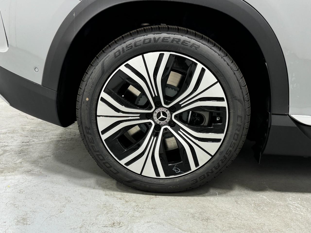 Mercedes-Benz EQE Vehicle Full-screen Gallery Image 5