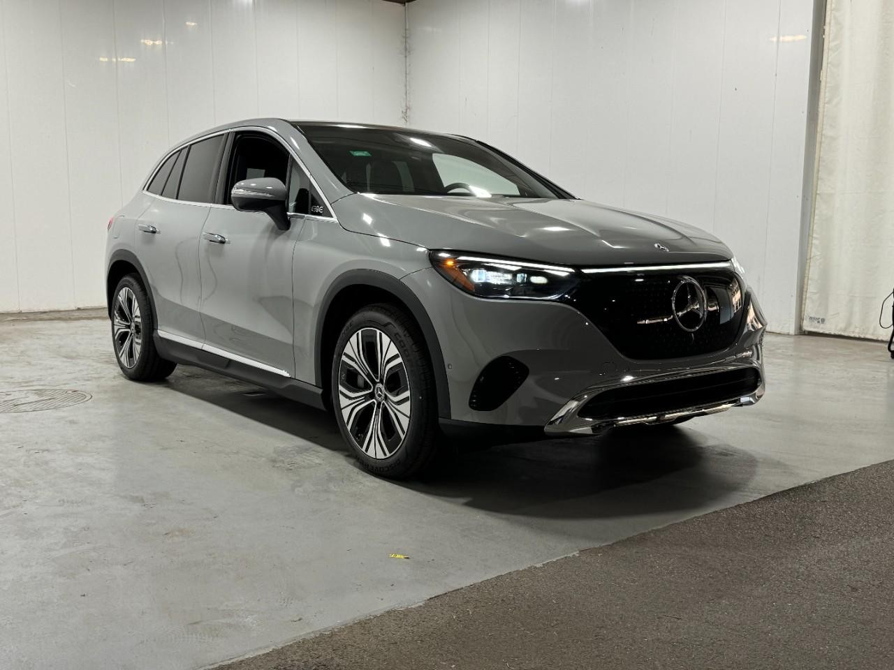 Mercedes-Benz EQE Vehicle Full-screen Gallery Image 6