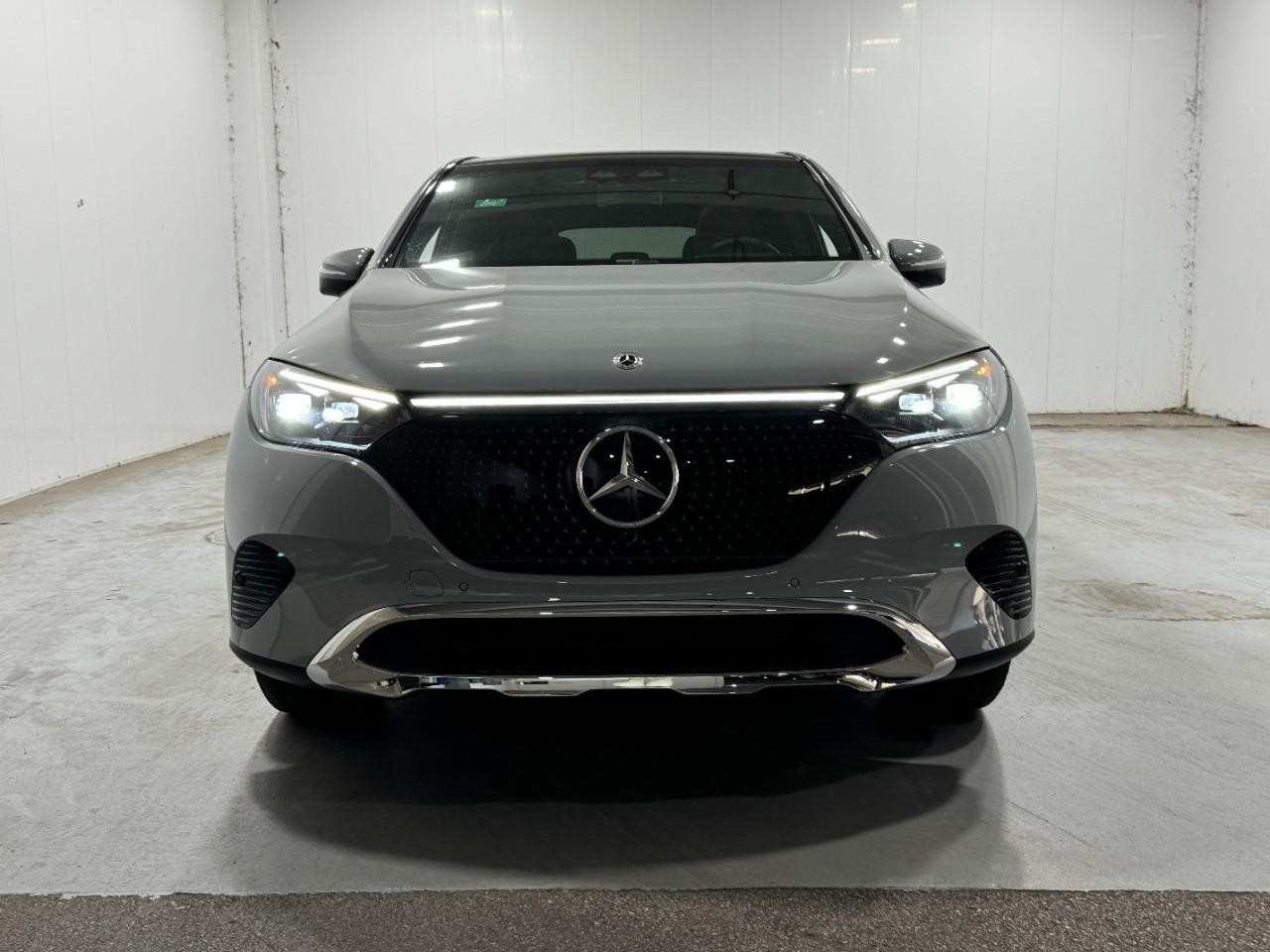 Mercedes-Benz EQE Vehicle Full-screen Gallery Image 7