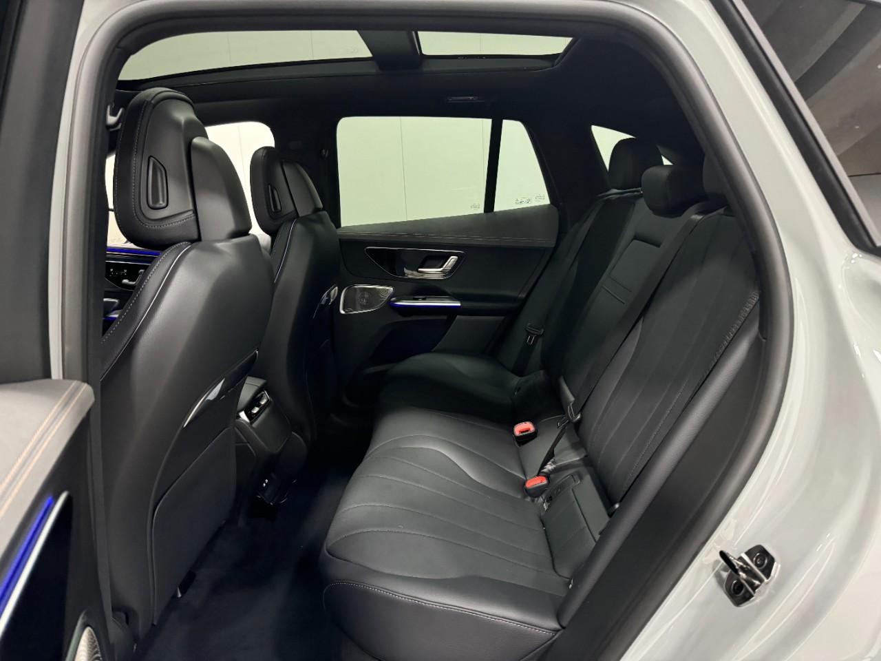 Mercedes-Benz EQE Vehicle Full-screen Gallery Image 8