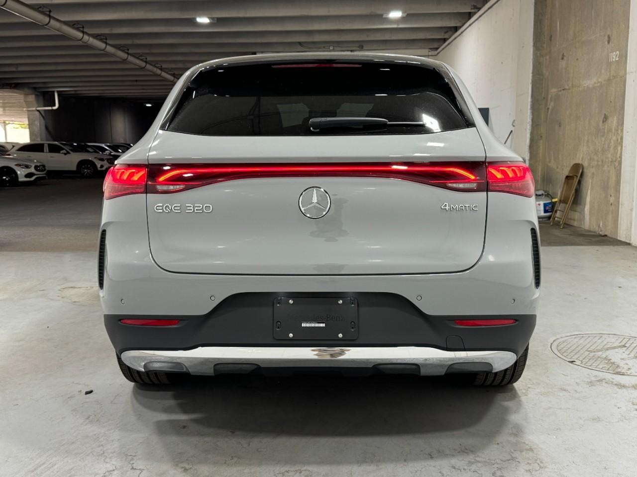 Mercedes-Benz EQE Vehicle Full-screen Gallery Image 9