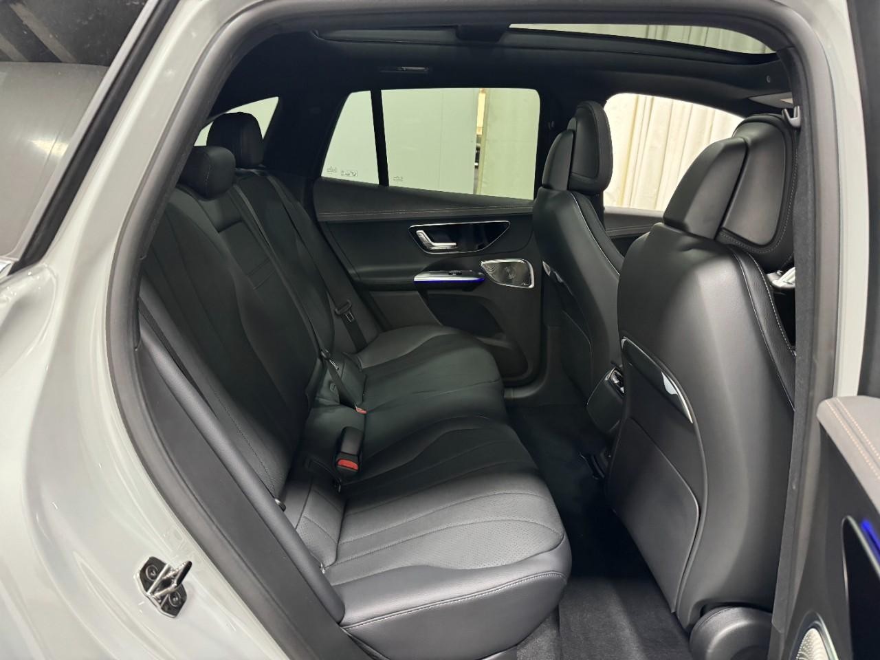 Mercedes-Benz EQE Vehicle Full-screen Gallery Image 10