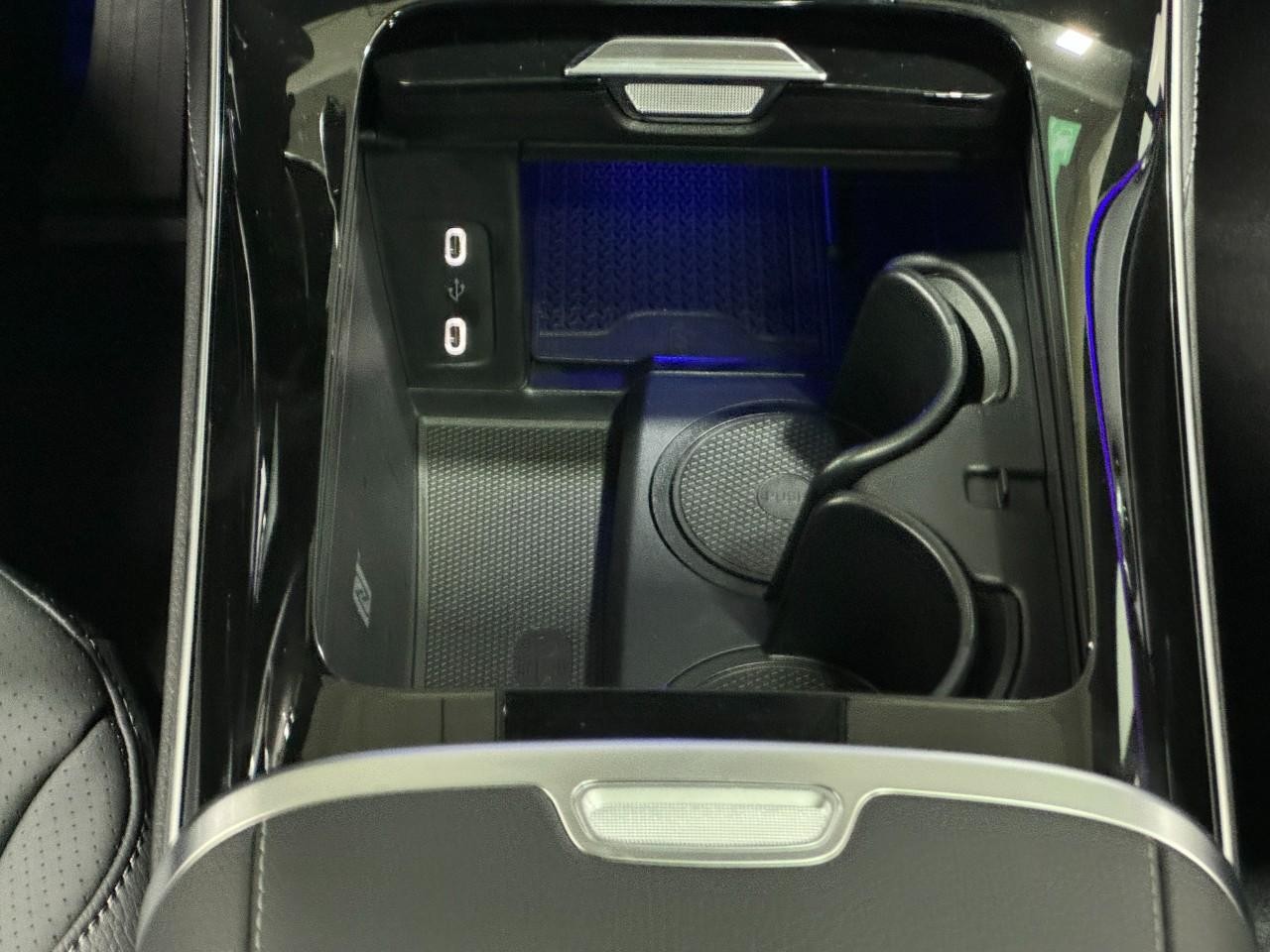 Mercedes-Benz EQE Vehicle Full-screen Gallery Image 15