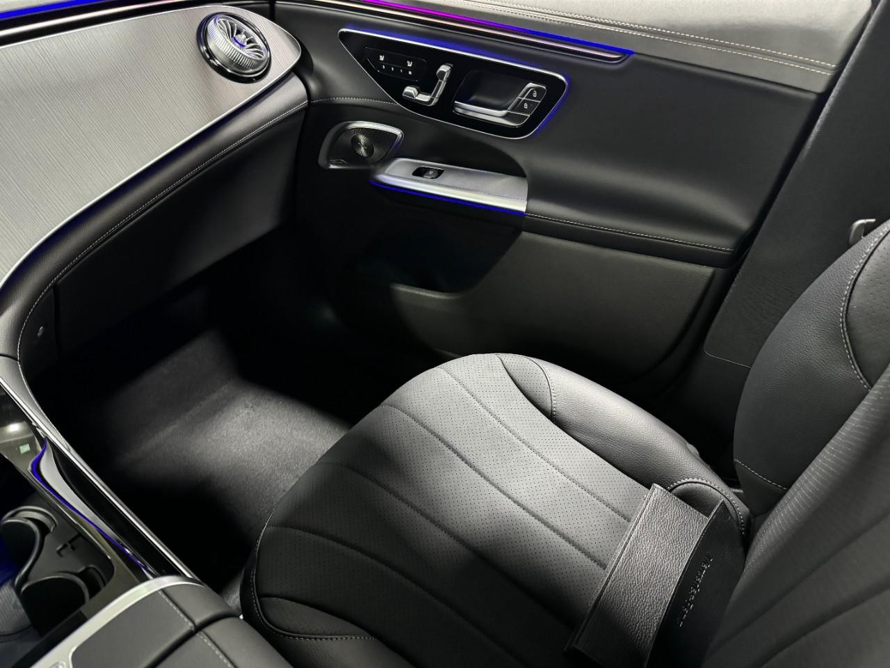 Mercedes-Benz EQE Vehicle Full-screen Gallery Image 16