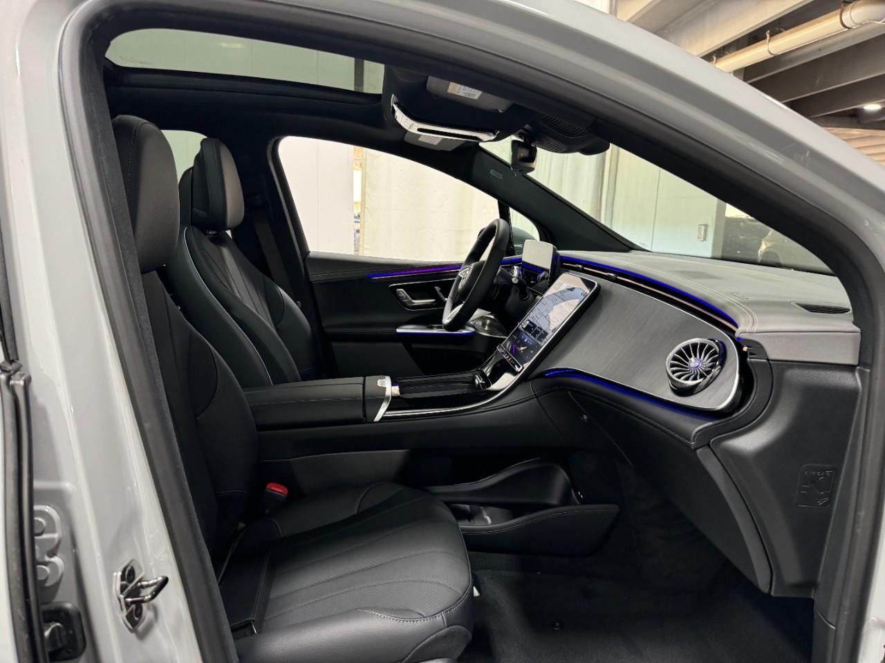 Mercedes-Benz EQE Vehicle Full-screen Gallery Image 17