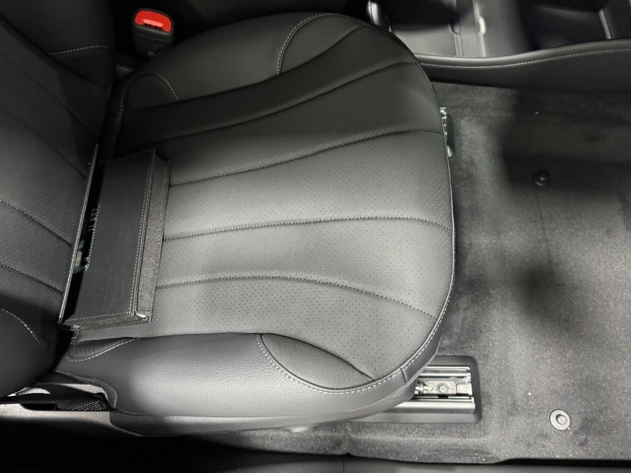 Mercedes-Benz EQE Vehicle Full-screen Gallery Image 18