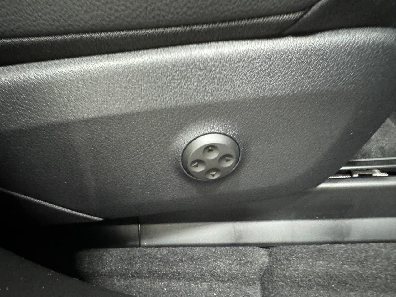 Mercedes-Benz EQE Vehicle Full-screen Gallery Image 19