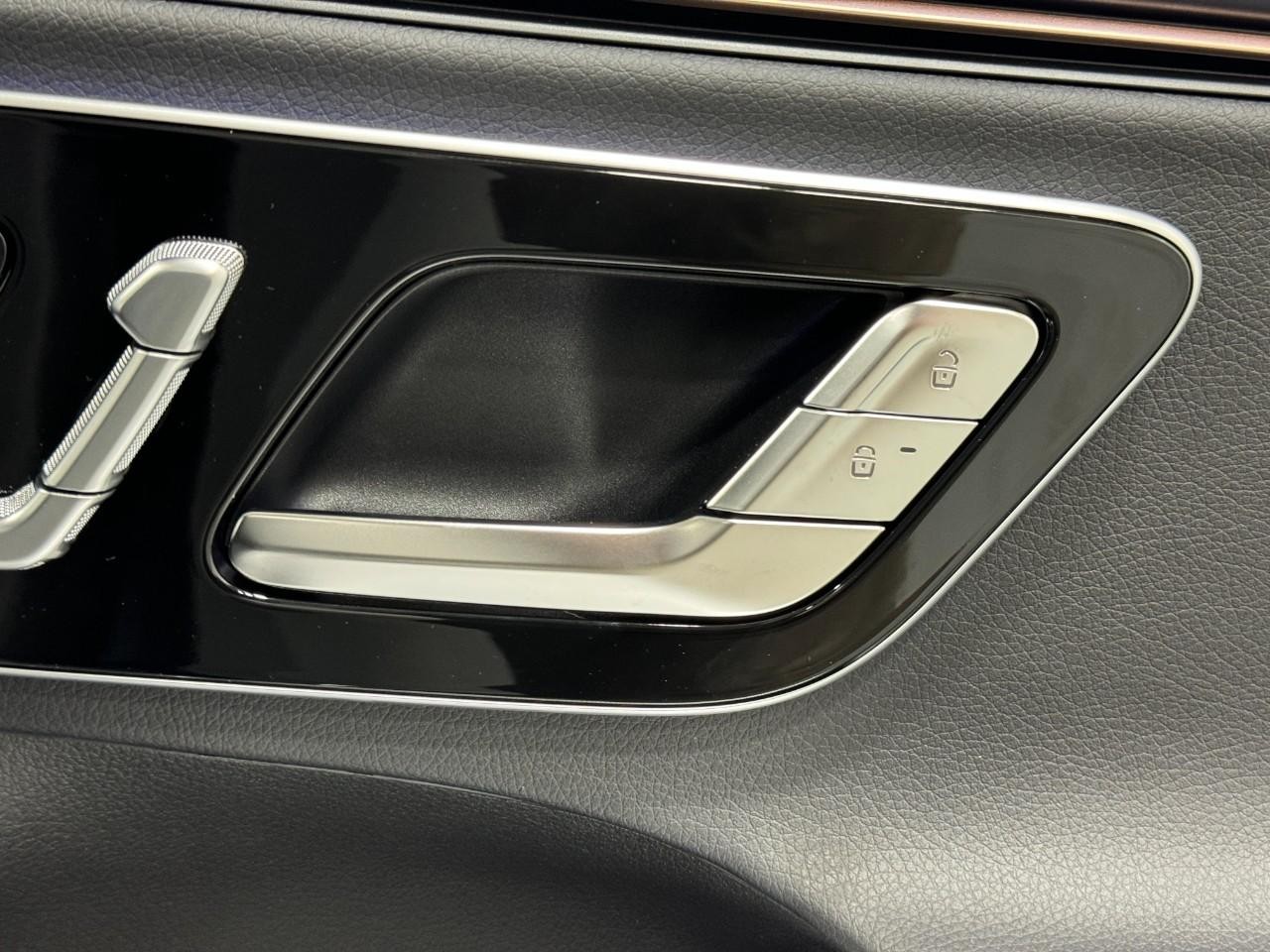 Mercedes-Benz EQE Vehicle Full-screen Gallery Image 21