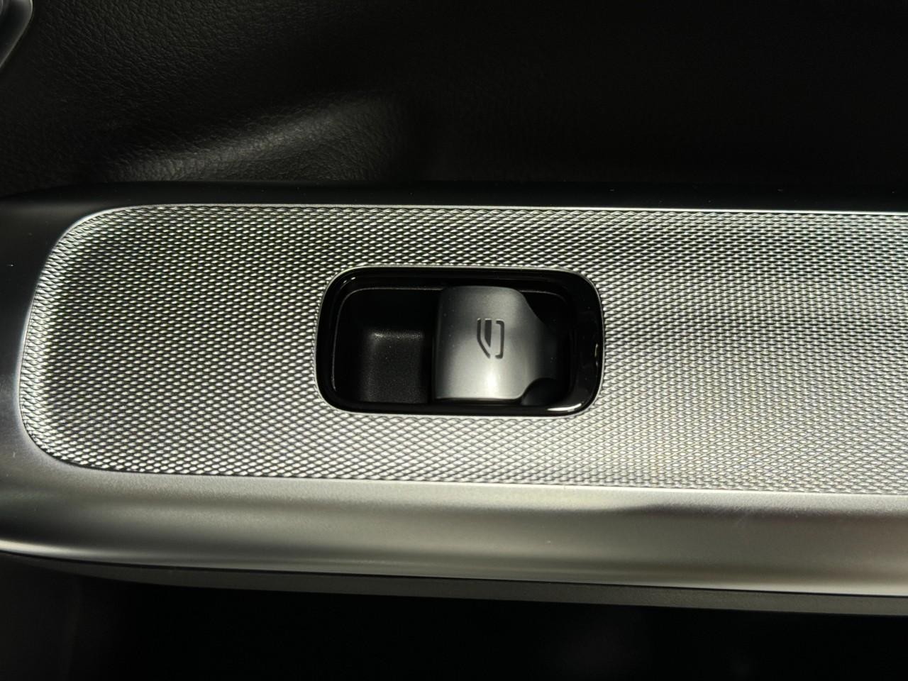 Mercedes-Benz EQE Vehicle Full-screen Gallery Image 22