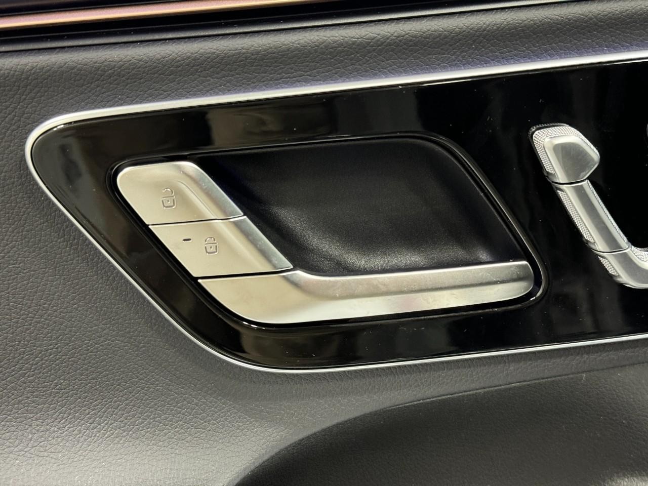 Mercedes-Benz EQE Vehicle Full-screen Gallery Image 24