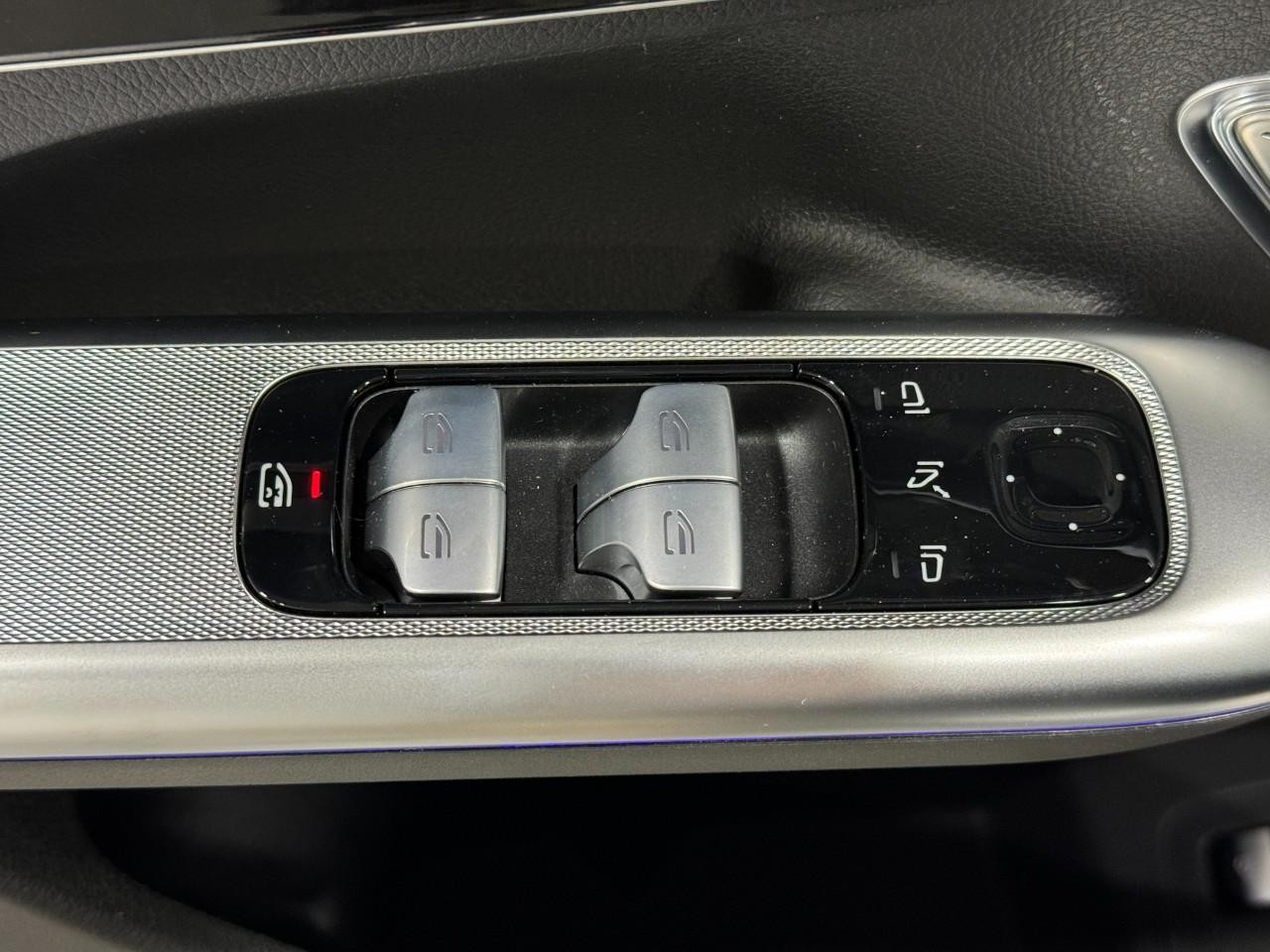 Mercedes-Benz EQE Vehicle Full-screen Gallery Image 25