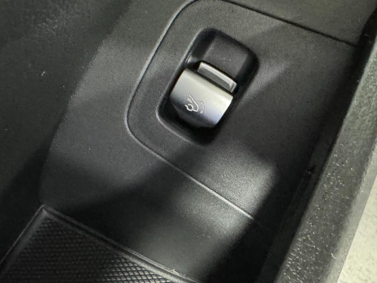 Mercedes-Benz EQE Vehicle Full-screen Gallery Image 27