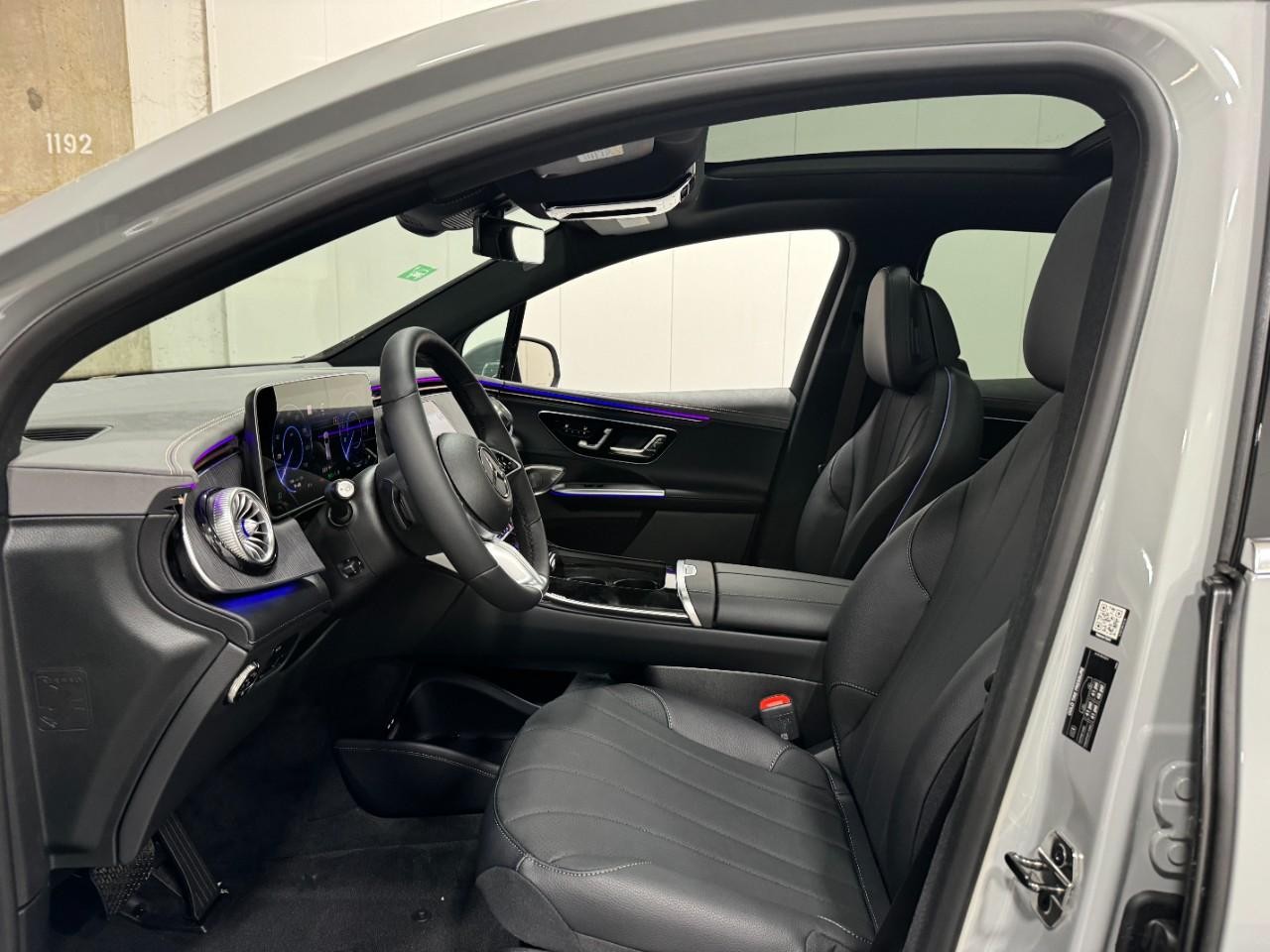 Mercedes-Benz EQE Vehicle Full-screen Gallery Image 28