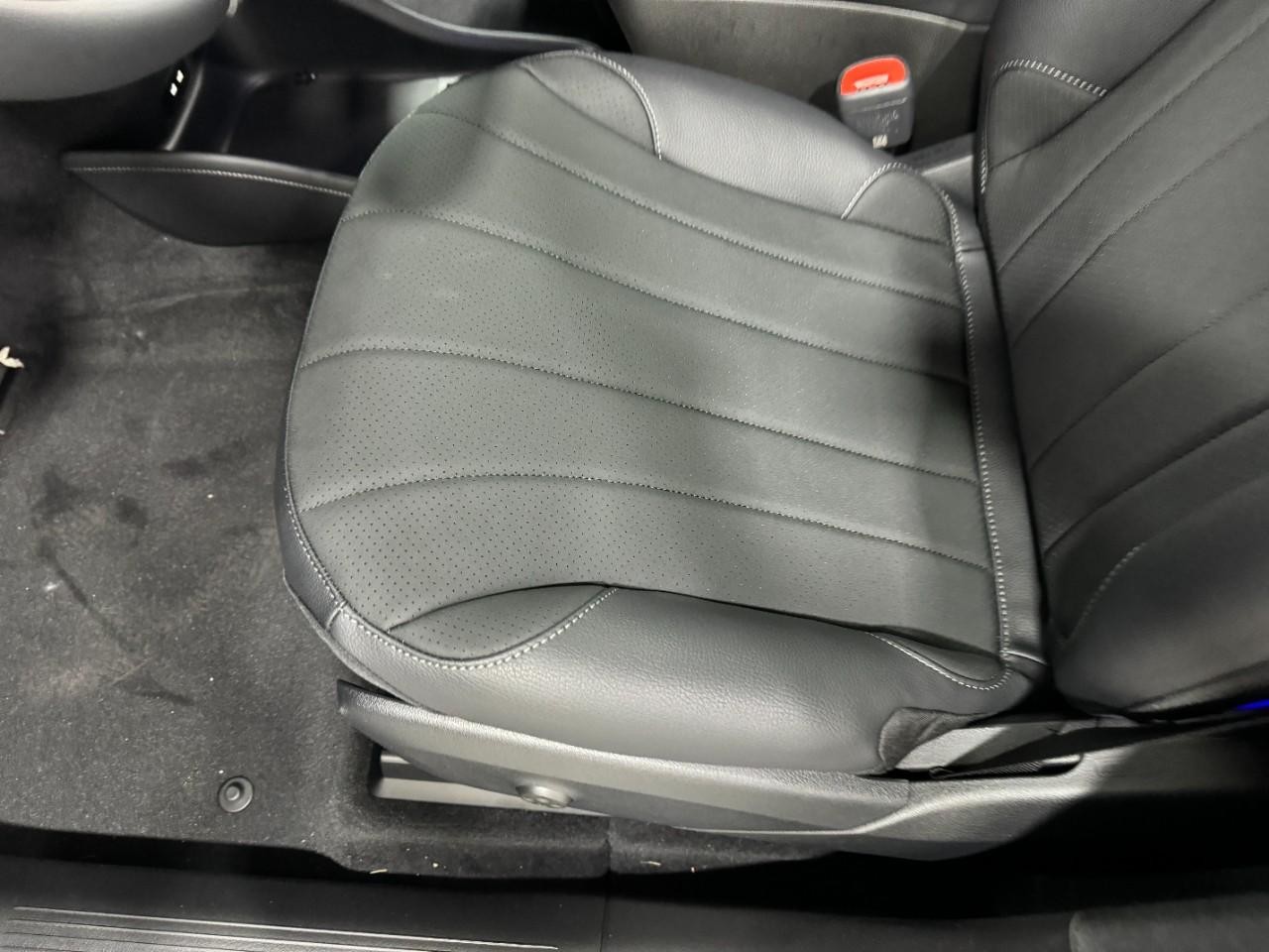 Mercedes-Benz EQE Vehicle Full-screen Gallery Image 29