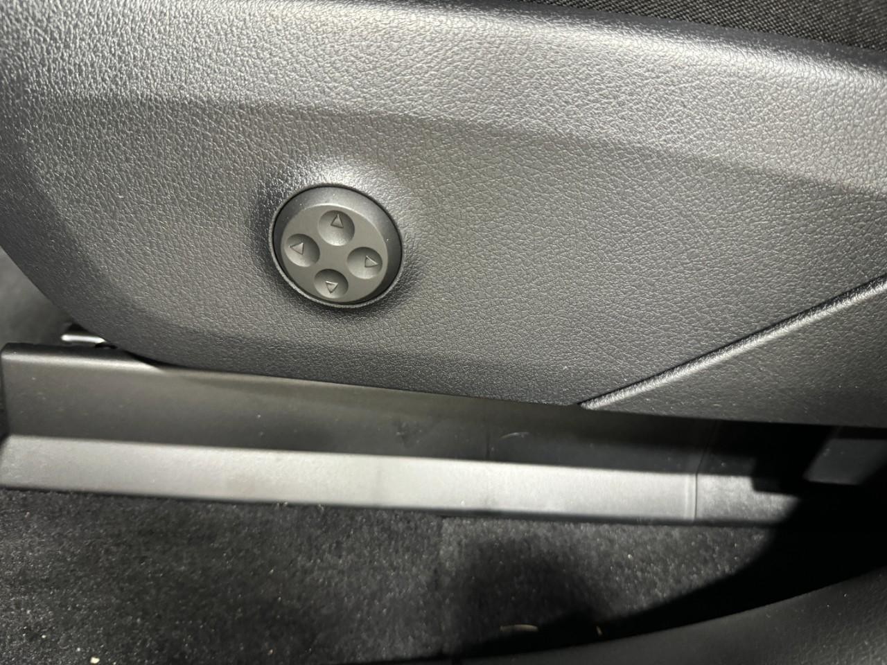 Mercedes-Benz EQE Vehicle Full-screen Gallery Image 30