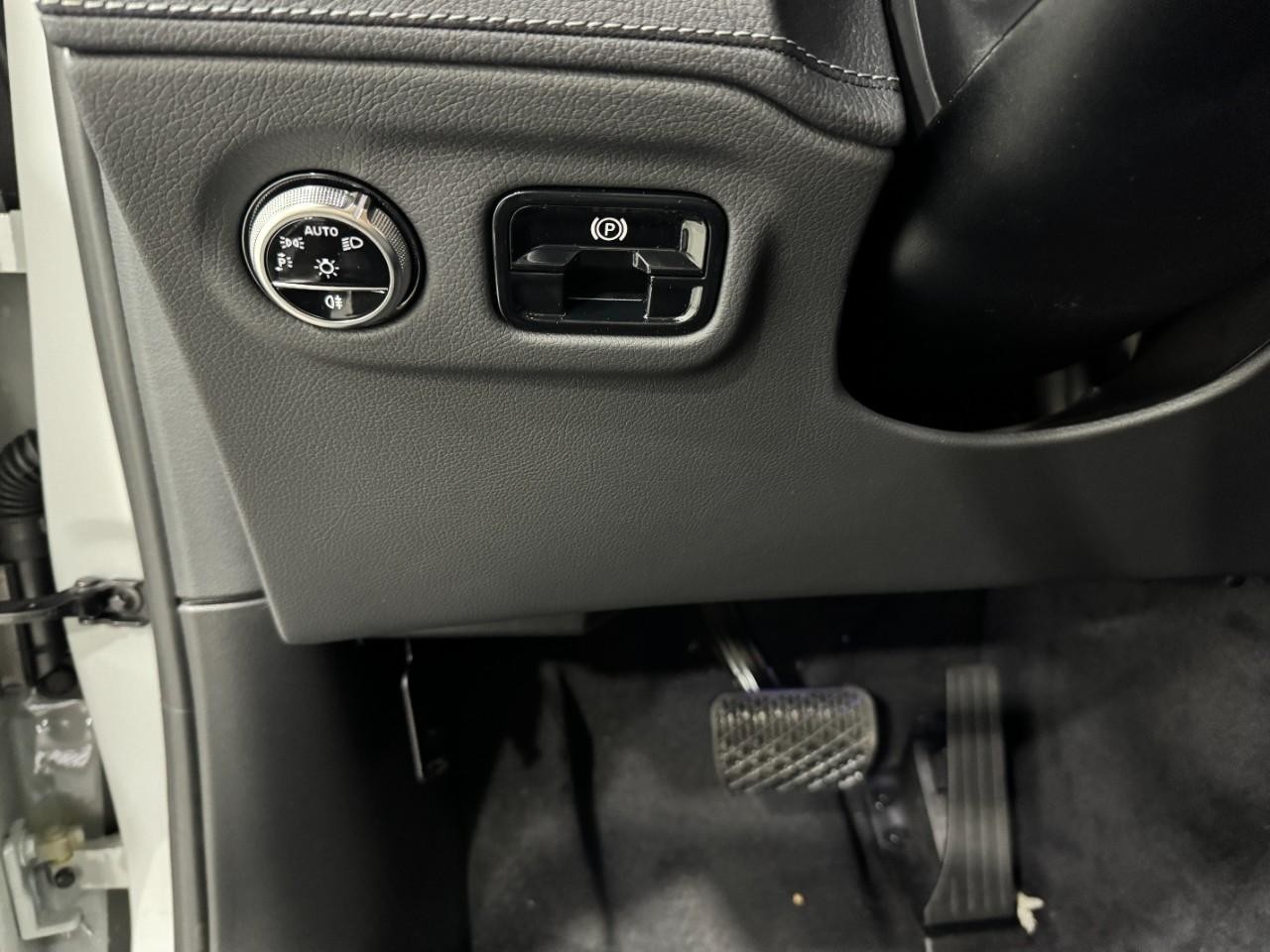 Mercedes-Benz EQE Vehicle Full-screen Gallery Image 31