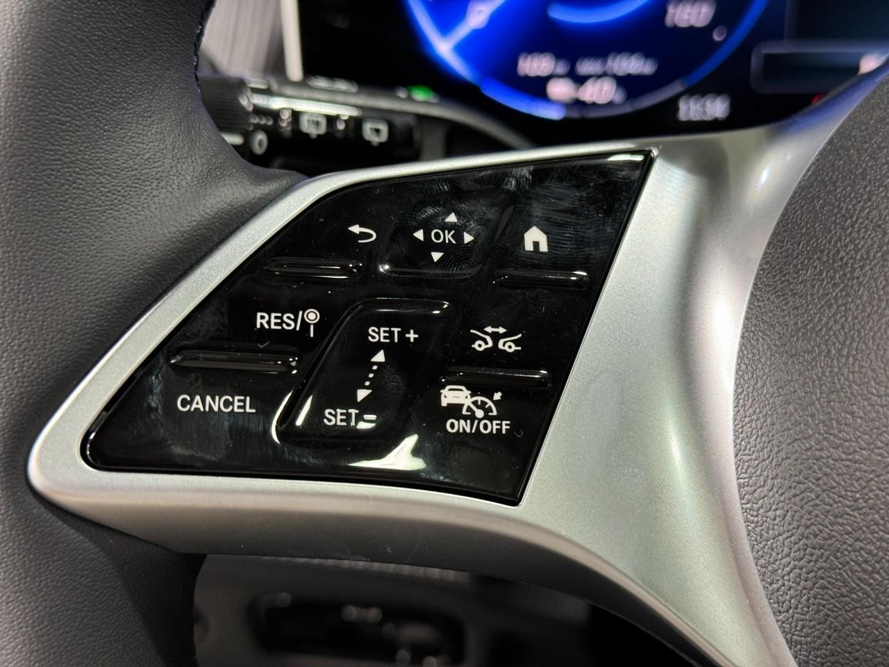 Mercedes-Benz EQE Vehicle Full-screen Gallery Image 32