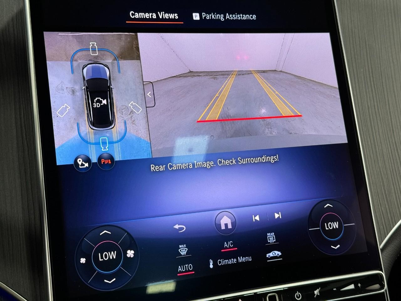 Mercedes-Benz EQE Vehicle Full-screen Gallery Image 36