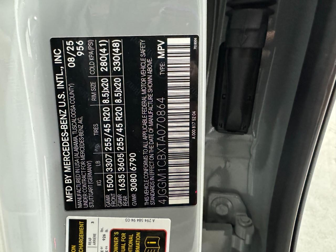 Mercedes-Benz EQE Vehicle Full-screen Gallery Image 37