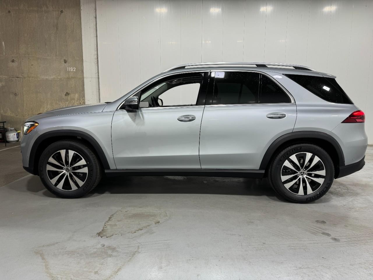 Mercedes-Benz GLE Vehicle Full-screen Gallery Image 2