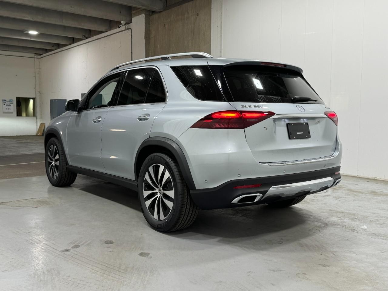 Mercedes-Benz GLE Vehicle Full-screen Gallery Image 3