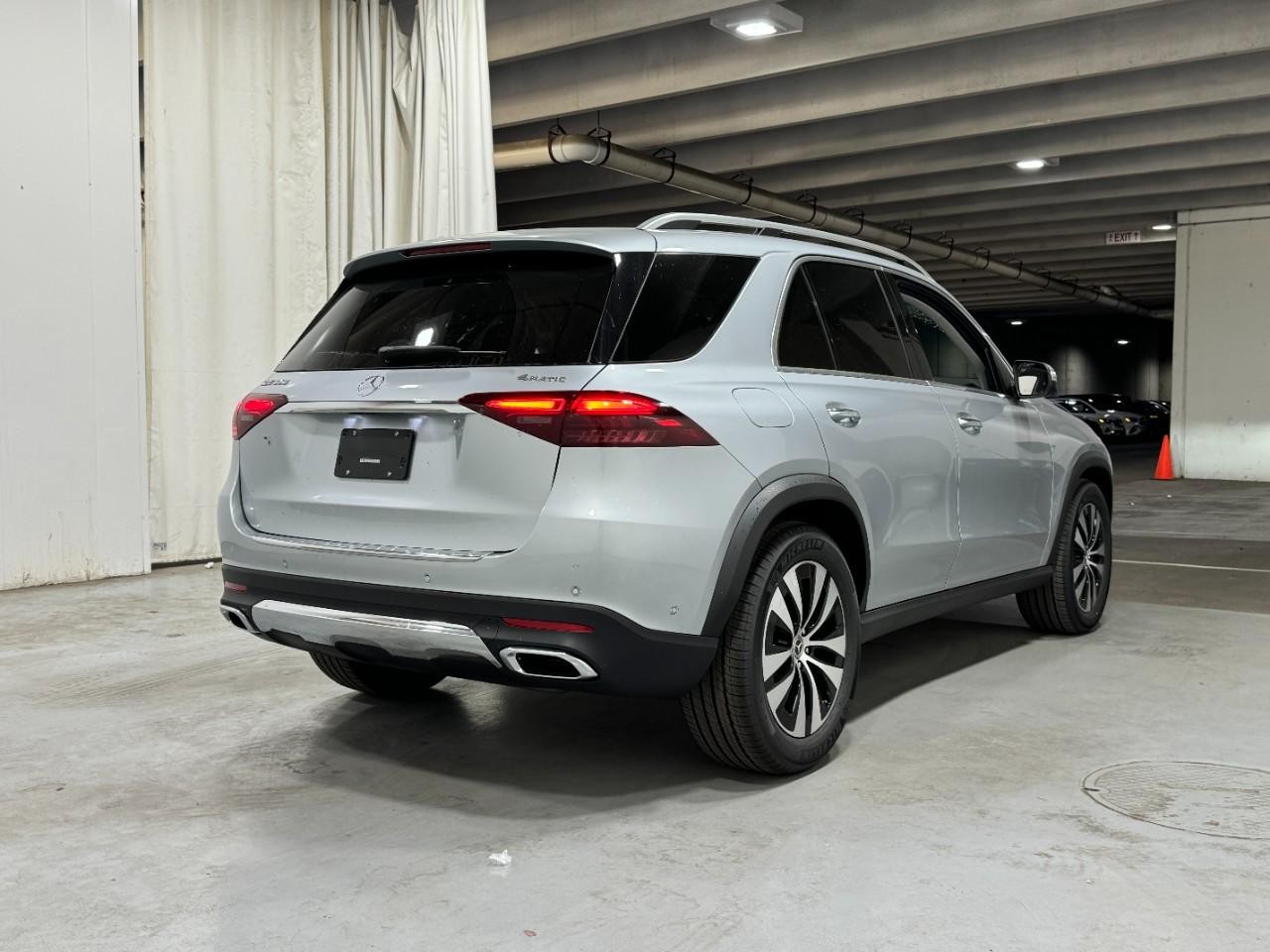 Mercedes-Benz GLE Vehicle Full-screen Gallery Image 4