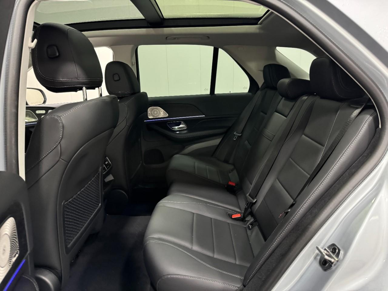 Mercedes-Benz GLE Vehicle Full-screen Gallery Image 8