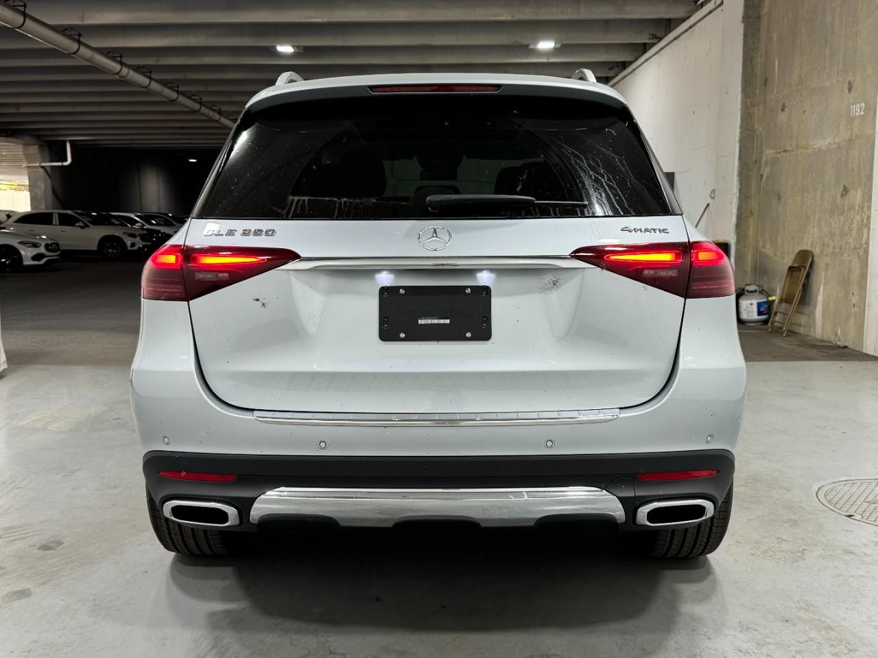 Mercedes-Benz GLE Vehicle Full-screen Gallery Image 9