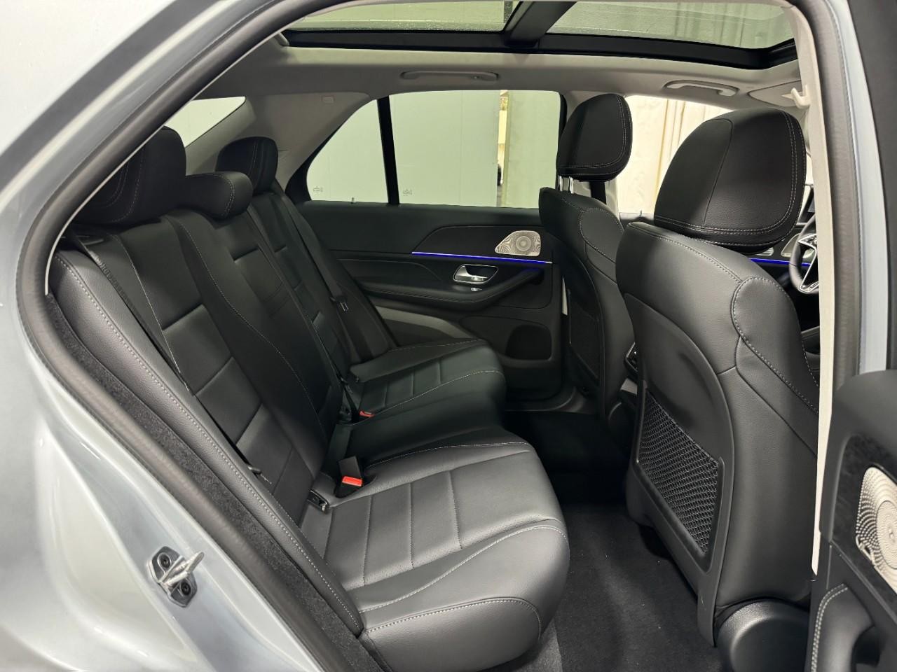 Mercedes-Benz GLE Vehicle Full-screen Gallery Image 10