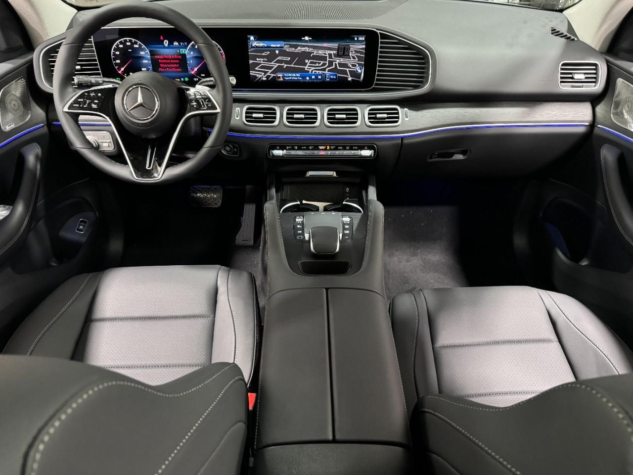 Mercedes-Benz GLE Vehicle Full-screen Gallery Image 12