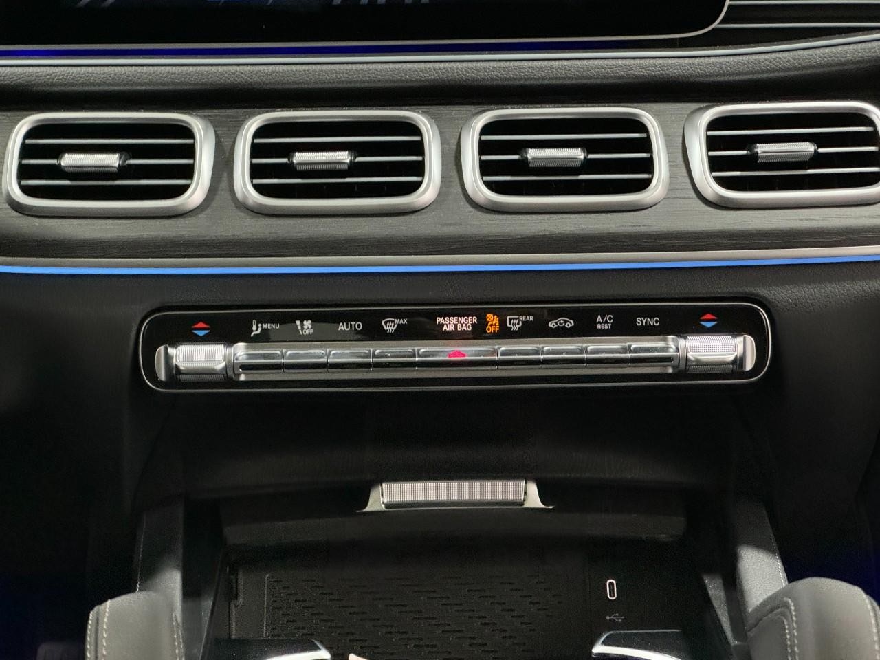 Mercedes-Benz GLE Vehicle Full-screen Gallery Image 15