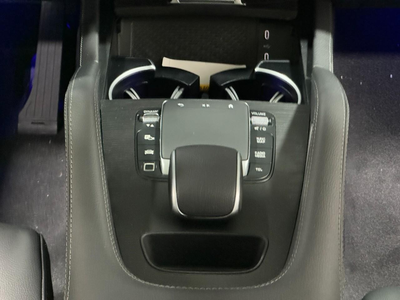 Mercedes-Benz GLE Vehicle Full-screen Gallery Image 16