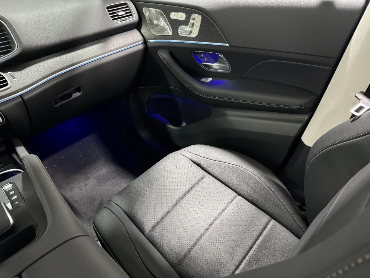 Mercedes-Benz GLE Vehicle Full-screen Gallery Image 17