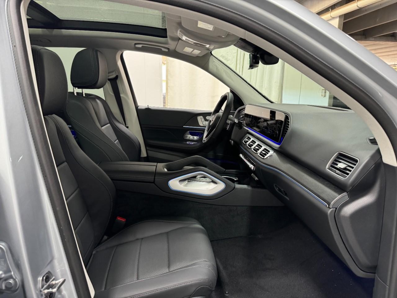 Mercedes-Benz GLE Vehicle Full-screen Gallery Image 18