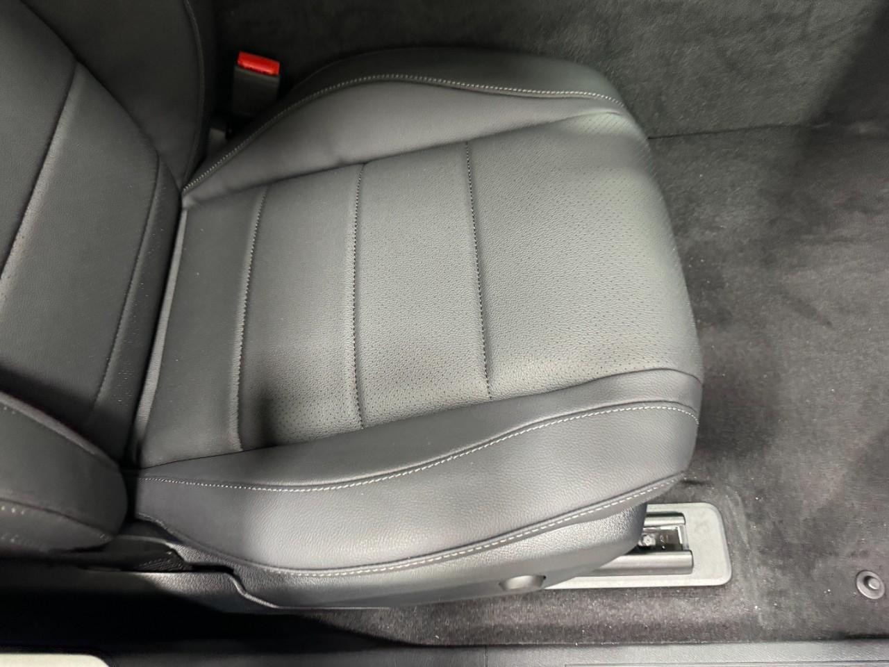 Mercedes-Benz GLE Vehicle Full-screen Gallery Image 19