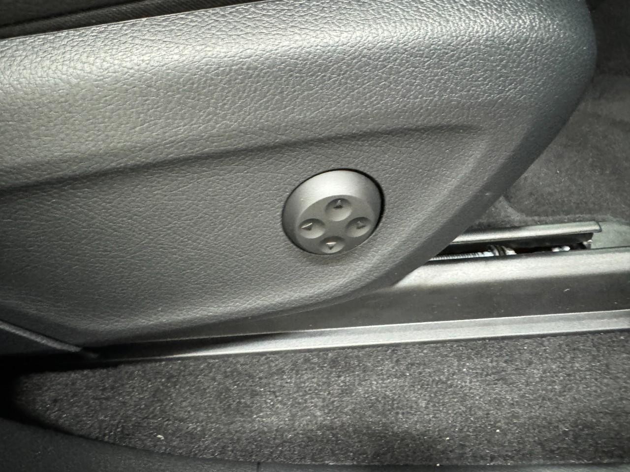 Mercedes-Benz GLE Vehicle Full-screen Gallery Image 20