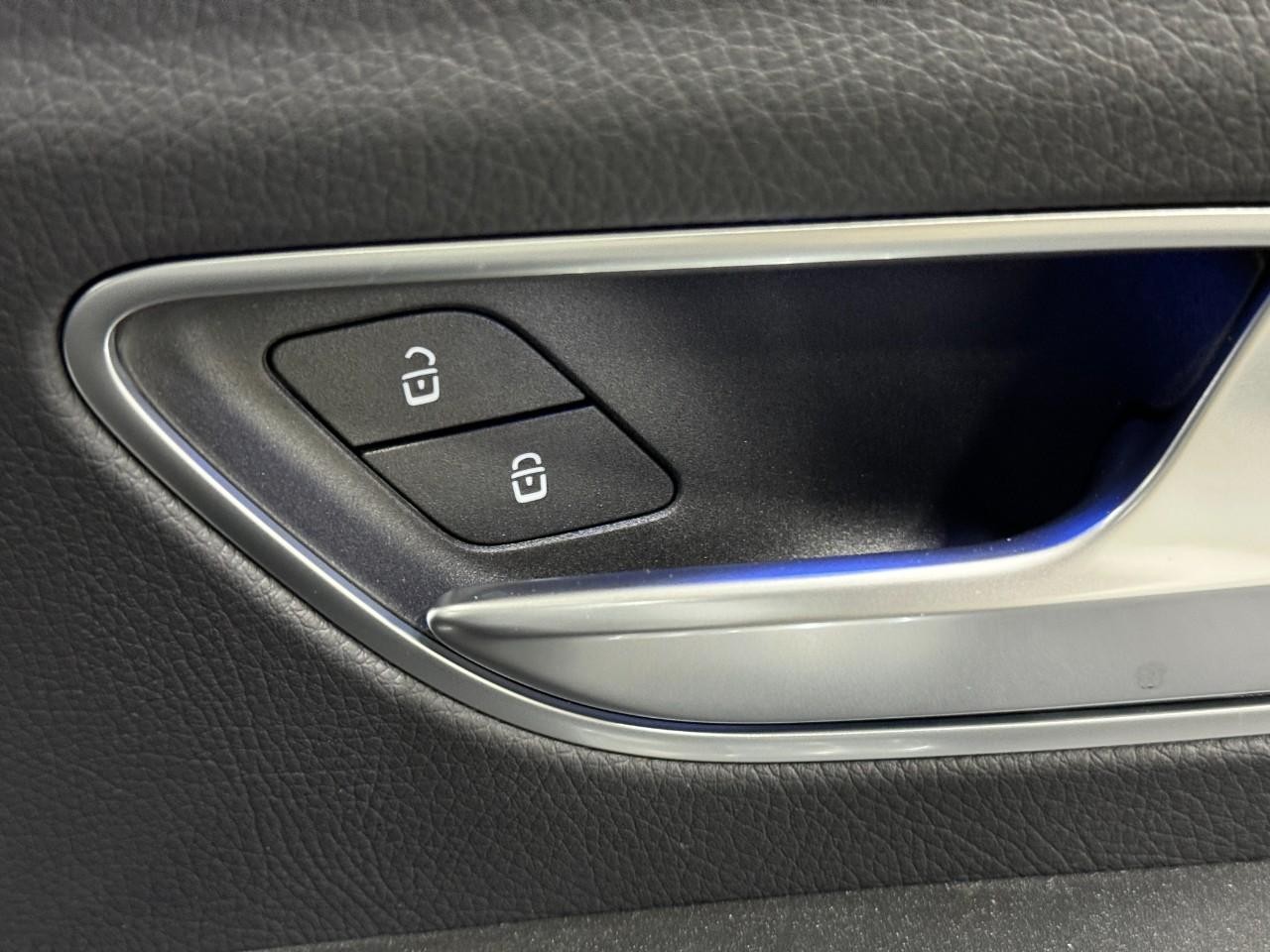 Mercedes-Benz GLE Vehicle Full-screen Gallery Image 22