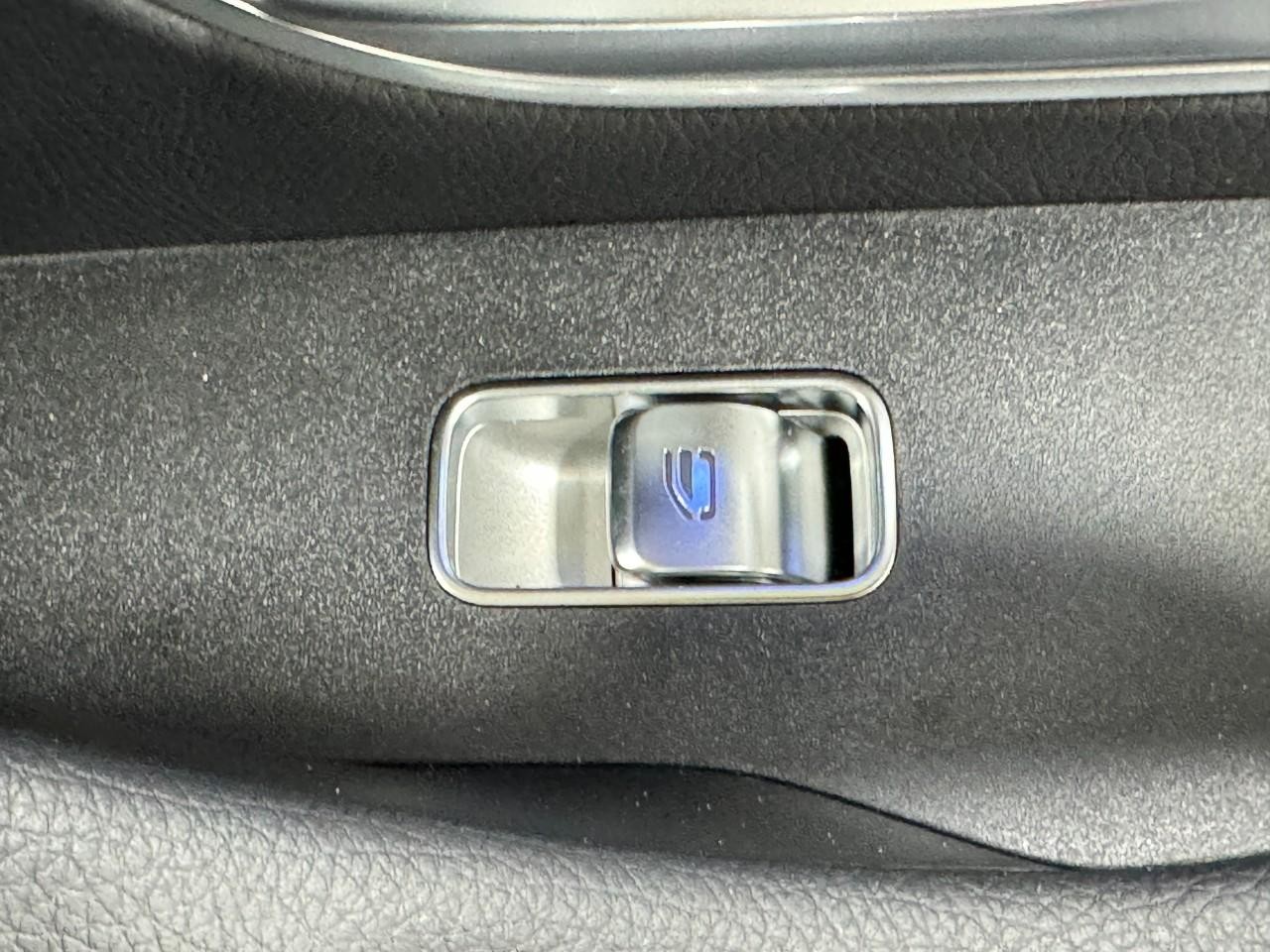 Mercedes-Benz GLE Vehicle Full-screen Gallery Image 23