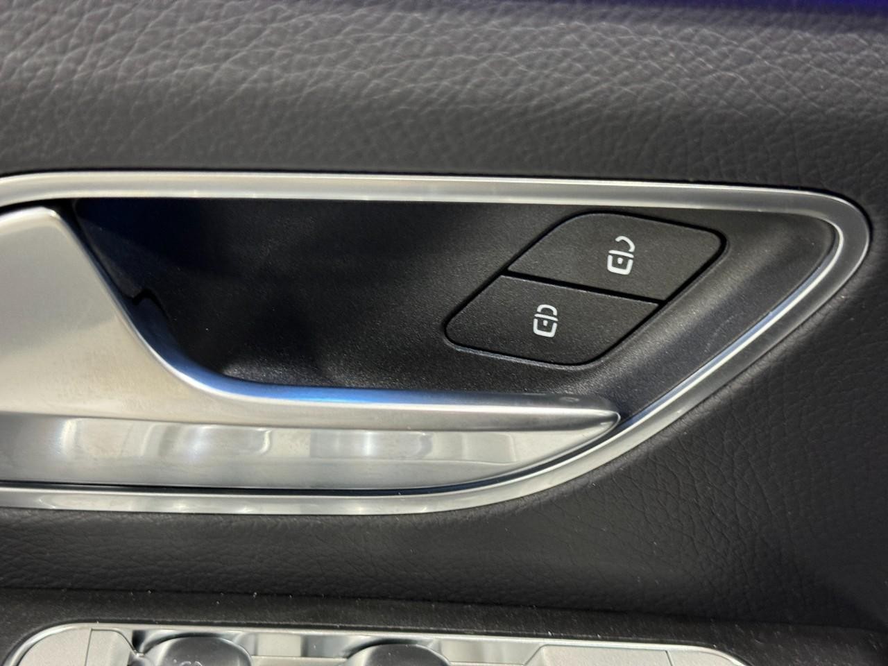 Mercedes-Benz GLE Vehicle Full-screen Gallery Image 26