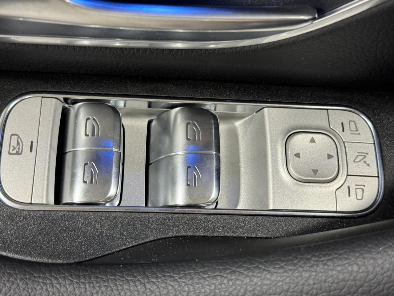 Mercedes-Benz GLE Vehicle Full-screen Gallery Image 27