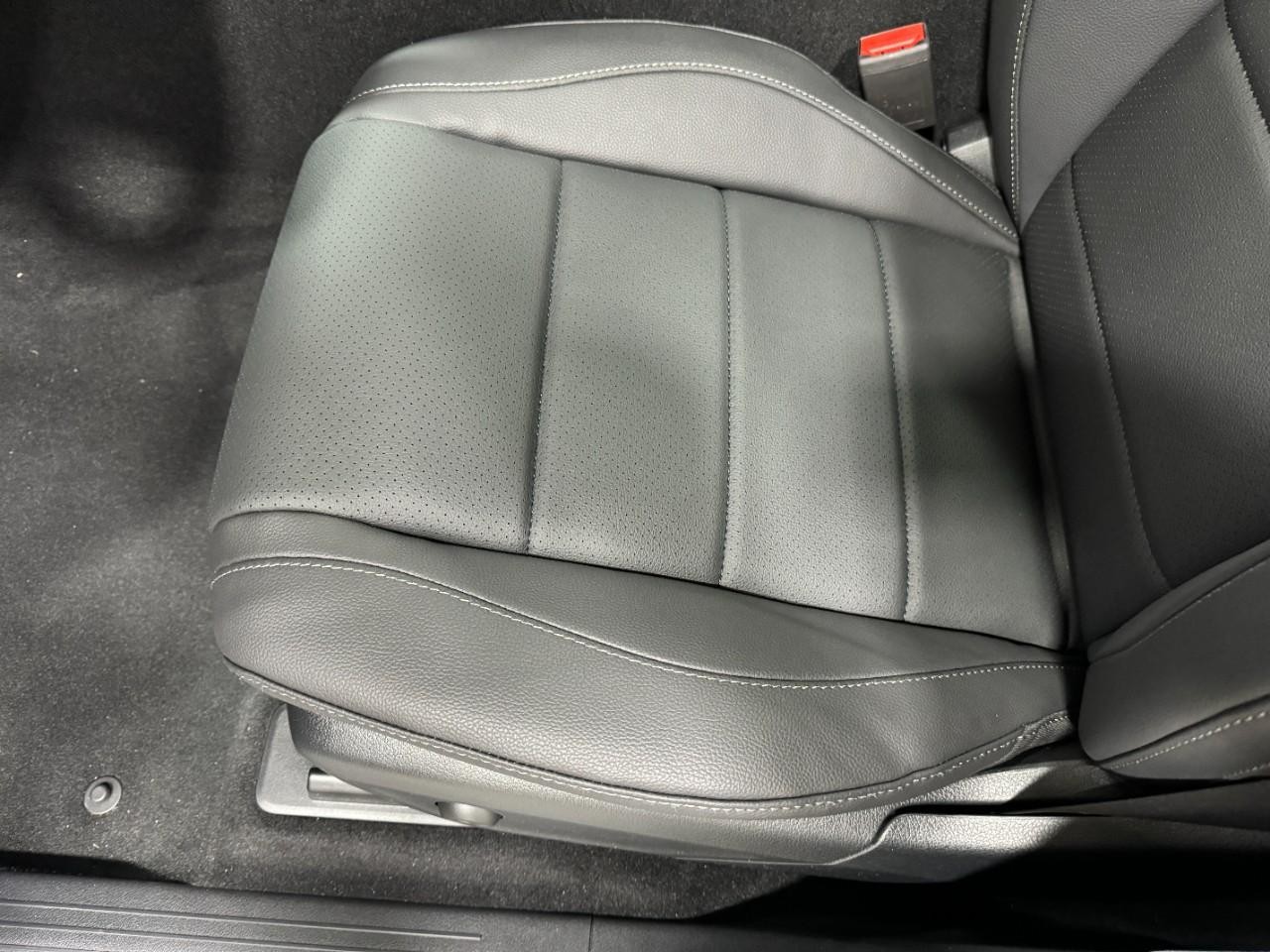 Mercedes-Benz GLE Vehicle Full-screen Gallery Image 30